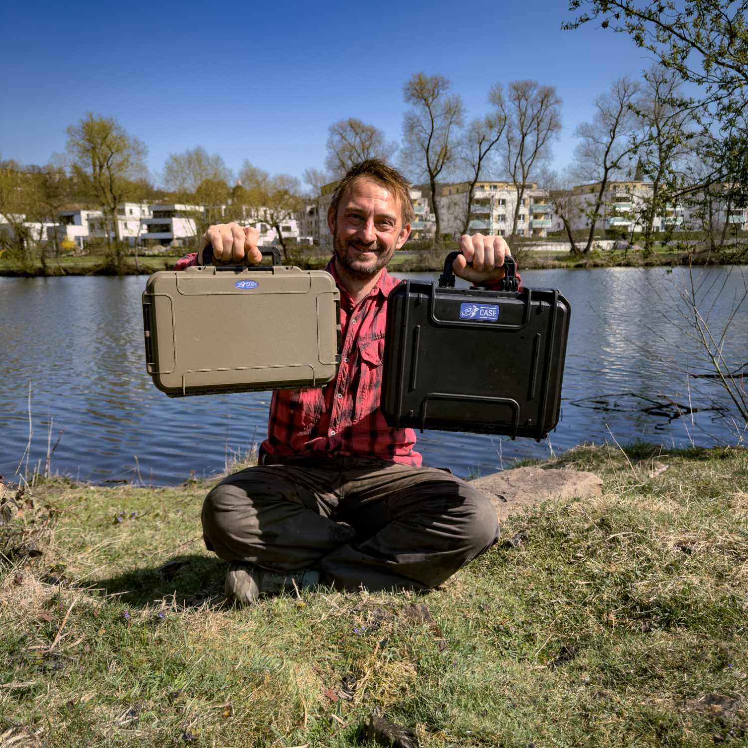 Robin Illner am See mit wasserdichten Kunstoffboxen der Marke TAF CASE